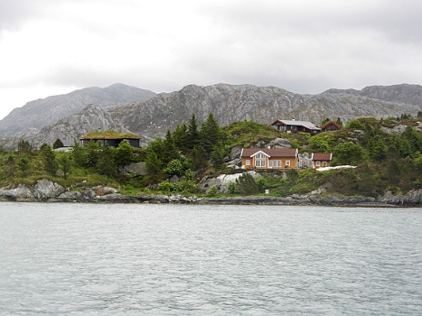 DSCI0155.JPG - So koennte man wohnen, wenn man absolute Ruhe sucht. Ich wuerde das Haus mit dem grasbewachsenen Dach nehmen...