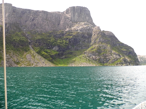 DSCI0175.JPG - Ein Phaenomen, dass wir noch nicht klaeren konnten ist die tuerkise Farbe des Wassers. Einzige Erklaerung fuer mich: Sedimente, die mit den unzaehligen Wasserfaellen von den Bergen in den Fjord geschwemmt werden.