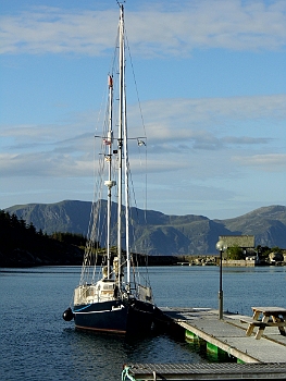DSCI0205.JPG - Schliesslich erreichen wir den kleinen Hafen Silda, der ein hervorragender Absprungort ist, um das beruechtigte "Westkap" (der Name existiert nur in den Unterlagen der Reiseveranstalter), richtig benannt, Stadlandet, zu passieren.