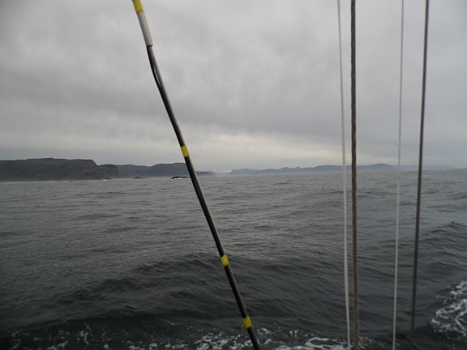 DSCI0220.JPG - Stadlandet ist passiert. Hohe Duenung aus W hat es etwas ungemuetlich gemacht, aber morgen waere es nicht mehr moeglich gewesen. Bei 10 m/s gegenan haetten wir das vergessen koennen.