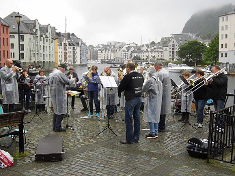 DSCI0227.JPG - Aalesund im Regen. So legen wir an und so bleibt es auch. Aber wir haben einen guten Platz erwischt. Das bedeutet allerdings, dass wir Aussengaeste bekommen. Die Band laesst sich von dem Schietwetter nicht stoeren.