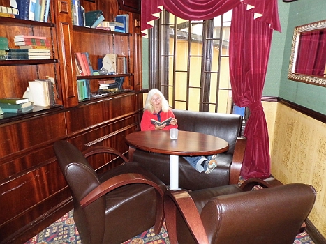 DSCI0251.JPG - Dieser Pub hat sogar ein kleines abgeteiltes Lesezimmer, wo man in Ruhe sein Guiness trinken kann.