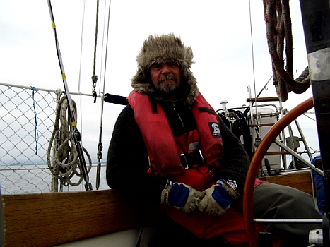 DSCI0252.JPG - Das Wetter wird nicht besser. Aber kaelter wird es. Sitzt man den ganzen Tag im Wind, l&Atilde;&curren;uft man irgendwann Gefahr, das einem die Ohren "abbrechen". Die neue Muetze schafft Abhilfe