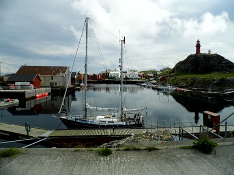 DSCI0255.JPG - Ona. Ein traumhaft idyllischer Hafen an der Aussenkueste. Sollte nur bei gutem, ruhigem Wetter angelaufen werden. Hier hat man sogar Schwierigkeiten eine Handyverbindung zu bekommen. Dafuer gibts ein kostenloses WiFi.