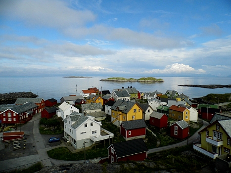 DSCI0282.JPG - Blick vom Leuchtturm Ona auf die Ansiedlung. Vorsicht, wer hierher aufsteigt. es scheinen Moewen versteckt um den Leuchtturm zu nisten, die keine Gnade kennen. Sie greifen sofort im Tiefflug an und versuchen einem auf den Kopf zu hacken. Und das sind wirklich grosse Moewen!