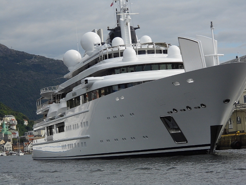 DSCI0698.JPG - Gleich gegenueber der Club Med 2 die Katara. Die 15. groesste Motoryacht der Welt. 124 m lang mit eigenem Helikopter an Deck. Kann man uebrigens auch chartern. Ich habe lieber nicht nach dem Preis gegoogelt. 