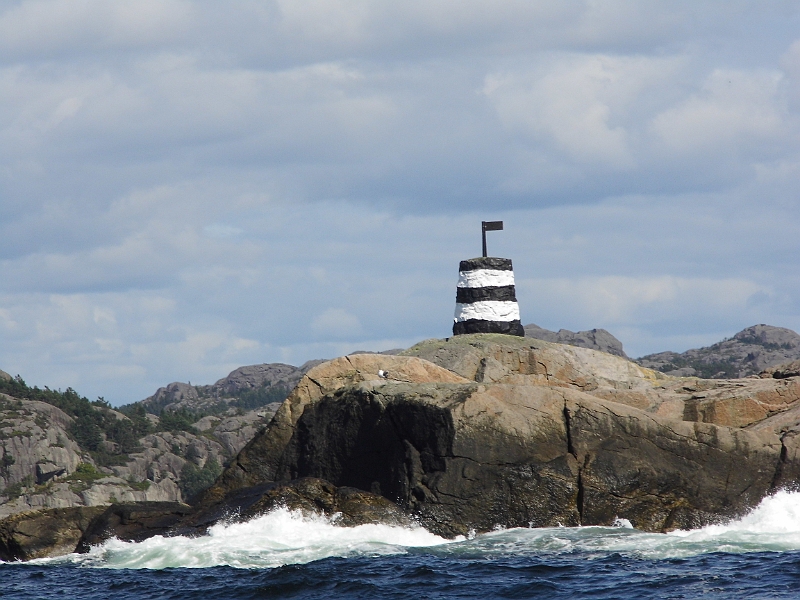 DSCI0726.JPG - Hier die Ansteuerung von Egersund. Wie man sieht, war das Wasser "nicht ganz ruhig". Wenn die Wellen und der Wind hier direkt draufstehen ist die Ansteuerung schon ein wenig kribbelig.