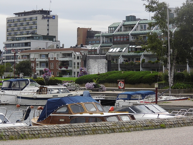 DSCI0742.JPG - Nach Egersund und Mandal hat es uns dann nach Kristiansand verschlagen. Hier eine interessante Architektur: Der eigene Wasserfall im Haus.