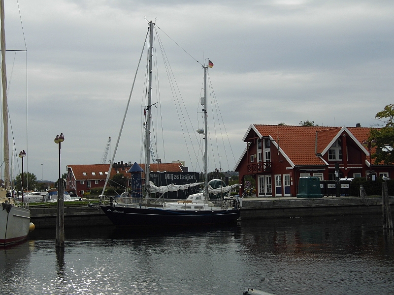 DSCI0746.JPG - Maimiti in Kristiansand. Wir liegen direkt vor dem Hafenbuero, aber alles is verriegelt und verrammelt. Mehrere Versuche uns "ehrlich" zu machen scheitern. 