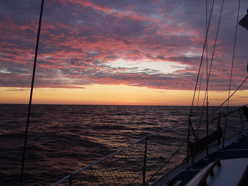 DSCI0763.JPG - Als wir Kristiansand verlassen ist es noch dunkel. Der Morgen begruesst uns auf See.