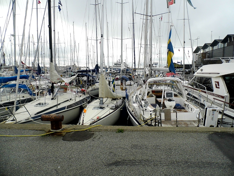 DSCI0854.JPG - Was wir nicht wussten: Am letzten "echten" Augustwochende ist hier so eine Art inoffizielles Absegeln. Wer hier am Kai liegt, hat bis Sonntag keinen Chance auszulaufen. Hier steppt jetzt der Baer. Blau, sind eigentlich fast alle hier, kaum einer, der keine Bierdose in der Hand haelt, aber alle sind gut drauf. Man kan sich dem Flair nicht entziehen. Also machen wir mit und erleben einen unvergesslichen Samstag.