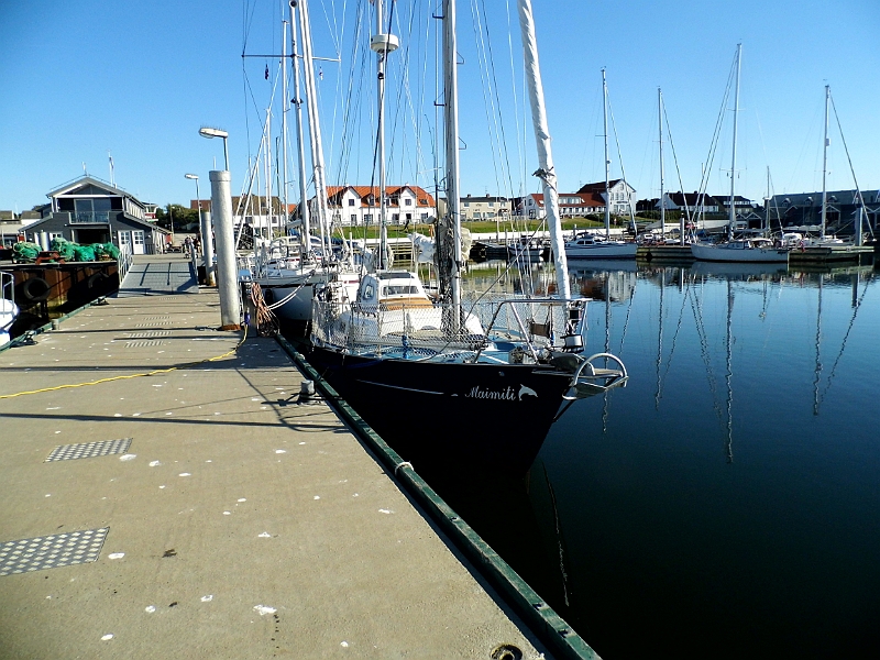 DSCI0857.JPG - Von Skagen gehts nach Vesteroe auf Laesoe. Es ist leer und leider auch laut, denn hier wird gerade die Hafenstasse neu geteert. 
