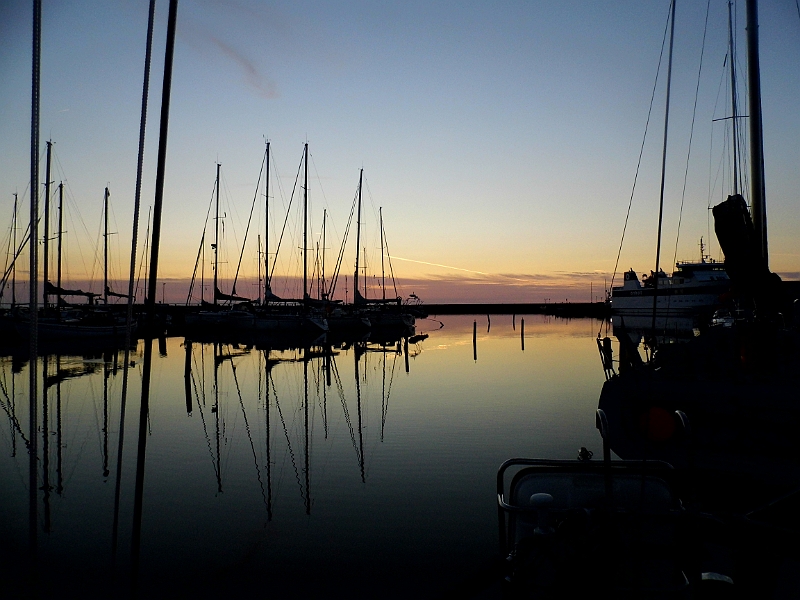 DSCI0883.JPG - Nach Vaesteroe kommt ein laengerer Schlag nach Anholt. Der Abend hier ist paradisisch und wieder kommt Karibikfeeling auf.