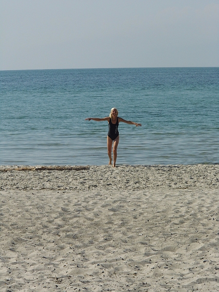 DSCI0914.JPG - Aber die Bordfee ist unuebersehbar noch gluecklicher! Kindheitserinnerungen an Daenemarkurlaube werden bei ihr wach.