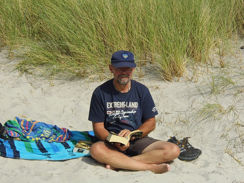 DSCI0923.JPG - Die Bordfee hatte sich einen weiteren Tag auf Anholt gewuenscht. Ok. Also ab zum Strand. Auch der Skipper geniesst.