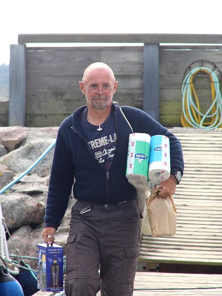 DSCI0944.JPG - Da auf Anholt ab 1. September alles schliesst, wo drauf steht "Tourismus", muss der Skipper noch mal einkaufen, denn auch der Laden am Hafen macht dicht. Danach ist dann immer 2 km Fussmarsch angesagt in den Ort zum Supermarkt Brugsen.