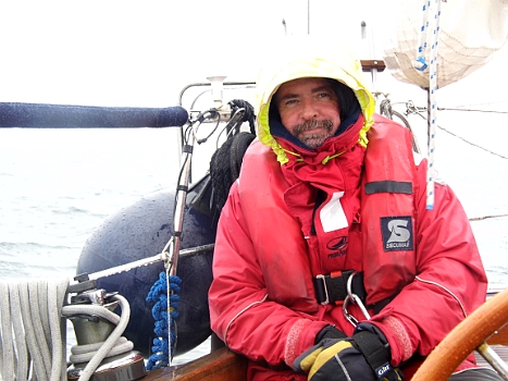 DSCI0209.JPG - Endlich legen wir ab. Aber das Wetter mag uns irgendwie nicht. Nicht allzuviel Wind, daf&Atilde;&frac14;r aber umso mehr Regen auf dem Weg nach R&Atilde;&para;dvig/D&Atilde;&curren;nemark. Der Skipper tr&Atilde;&curren;gts mit Fassung und Humor.