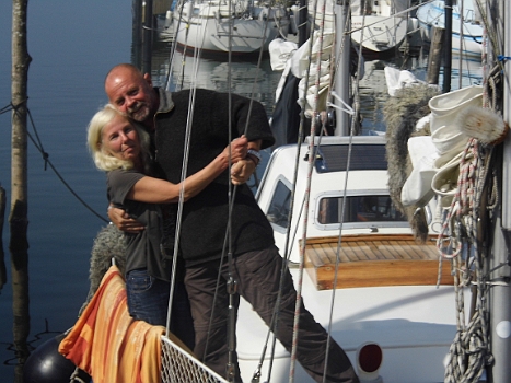 DSCI0265.JPG - Und: weil wir so gute Laune haben, einen Tango an Deck. Ein bisschen skeptisch guckt die Bordfee ja: Der wirft mich doch nicht &Atilde;&frac14;ber die Kante?!