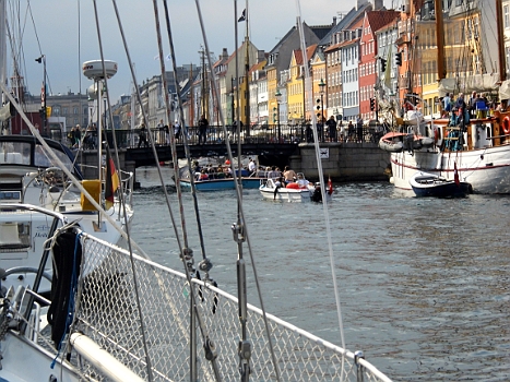 DSCI0268.JPG - Wir legen in Nyhamn/Kopenhagen (DK) an. Es ist Pfingstmontag und entsprechender Betrieb. Das das vor uns eine Klappbr&Atilde;&frac14;cke ist, sieht man zun&Atilde;&curren;chst &Atilde;&frac14;berhaupt nicht. Muss aber eine sein, denn dahinter stehen Masten und von der anderen Seite gibt's keinen Weg dorthin.