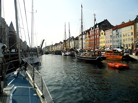 DSCI0272.JPG - Und dann geht die Br&Atilde;&frac14;cke auf! Die Traditionssegler laufen wie an einer Perlenschnur ein. Offensichtlich von einer Art Pfingsfahrt kommend. Sch&Atilde;&para;ner Anblick.