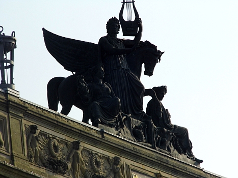 DSCI0279.JPG - Wir gehen noch ein wenig in die Stadt. Nicht weit, aber es h&Atilde;&curren;lt uns bei diesem Trubel nicht mehr an Bord. Architektonisch und von den herrlichen Skulpturen her, erinnert Kopenhagen an Stockholm.