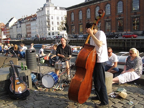 DSCI0293.JPG - Am Hafen ist heute m&Atilde;&curren;chtig was los. Viel Lifemusic. Das sch&Atilde;&para;ne Wetter lockt alle raus