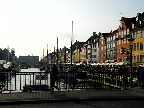 DSCI0299.JPG - Hier ist Restaurant an Restaurant, Kellerbar an Kellerbar. Man k&Atilde;&para;nnte sich hier 4 Wohen lang wahrscheinlich nur dieses eine St&Atilde;&frac14;ck "entlangsaufen" bevor mann alle Vorz&Atilde;&frac14;ge und Nachteile der einzelnen Locations kennt.