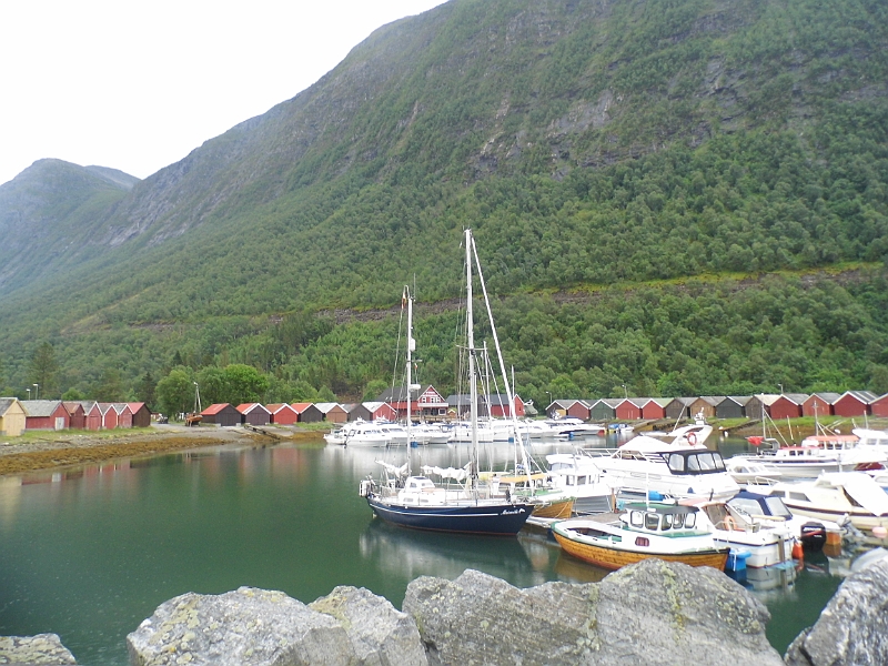 DSCI0015.JPG - Wir haben uns entschlossen und sind Richtung Geirangerfjord aufgebrochen. Die Bilder der Grindwale m&Atilde;&frac14;ssen warten, denn die muss ich erst aus dem Fil extrahieren. Hier liegen wir in Stordal. Ein huebscher, extrem ruhiger, landschaftlich wunderschoen  gelegener Hafen.