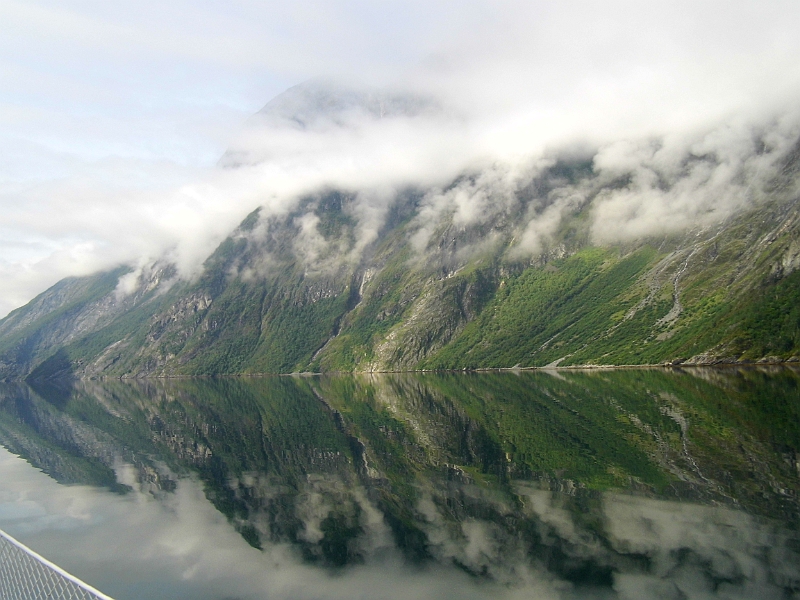 DSCI0075.JPG - Am naechsten Morgen ein traumhaftes Bild. Aber die grossen Spitzen der Berge sind noch nur zu erahnen. Verdeckt in tief haengenden Wolken.