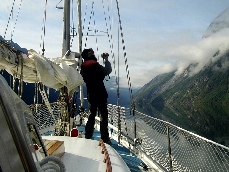 DSCI0078.JPG - Wenn es einen gepackt hat, kann man mit dem Fotografieren nicht mehr aufhoeren. Kalt ist es allerdings, bis die Sonne ueber die Berge kommt.
