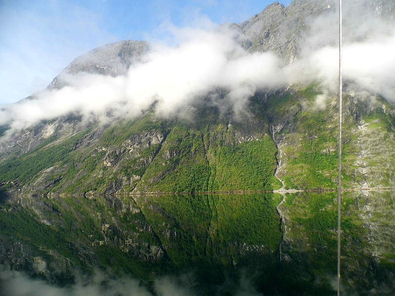 DSCI0083.JPG - Kein Windhauch, dafuer aber unglaubliche Wasserspiegelungen