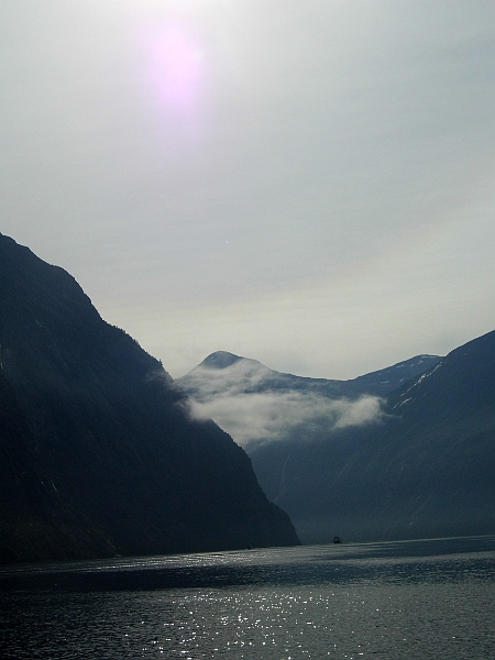 DSCI0103.JPG - Wir verlassen nach der "stuermischen " Ecke des Geiranger dieses Naturphaenomen. Der Blick zurueck ist wie eine Einladung zur Wiederholung