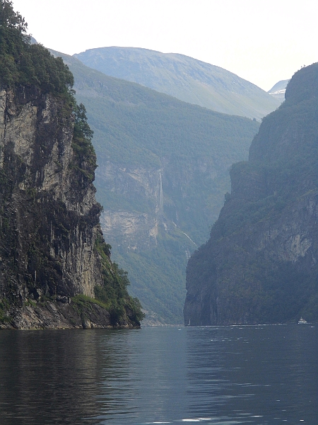 DSCI0136.JPG - Man muss sich vorstellen, dass der Wind, der vielleicht mit 3 bis 4 Bft. angesagt ist, schlagartig durch solch ein Nadeloehr gepresset wird. Dann sind das ganz schnell mal 9 bis 10 Windstaerken!
