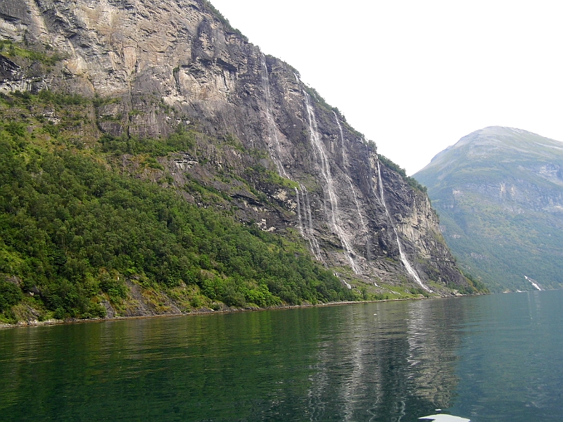 DSCI0150.JPG - Dann machen sich die vielen Regenfaelle "bezahlt". Wasserfaelle ueberall