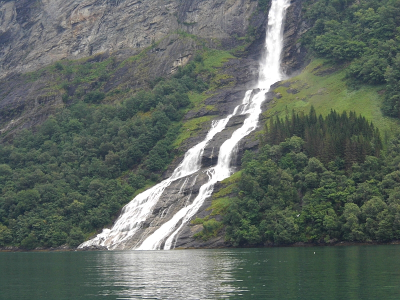 DSCI0156.JPG - Es donnert aus hunderten von Metern Hoehe herunter