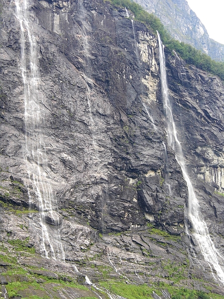 DSCI0160.JPG - Die Wasserfaelle sind jedenfalls beeindruckend. Aus 1000m Hoehe rauscht und donnert es hier herunter.