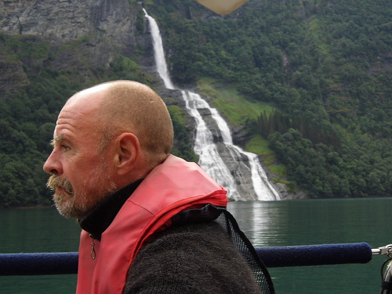 DSCI0175.JPG - Allerdings wid das Steuern, je naeher man Geiranger kommt, nicht unbedingt einfacher