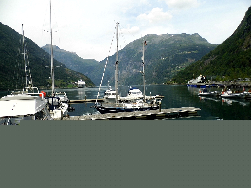 DSCI0199.JPG - Der wirklich kleine Anleger von Geiranger. Wir haben Glueck, hier so einen tollen, exponierten Platz zu bekommen.