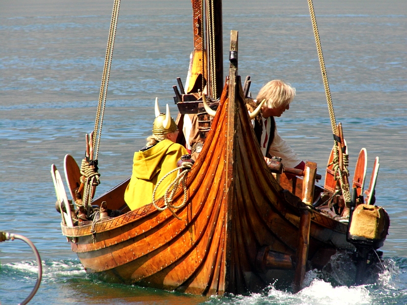 DSCI0212.JPG - Fuer Geld bringen die Jungs in Wikingerkostuemen jeden Deppen durch den Fjord. Da stoerts auch nicht, dass der Aussenborder laeuft, statt der Ruder. Nun ja, wems gefaellt...