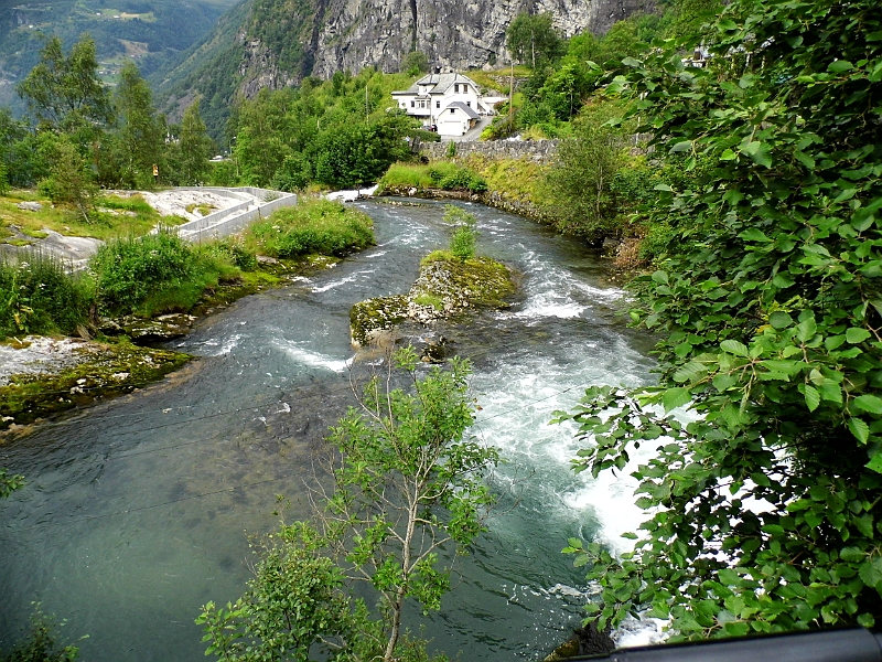 DSCI0248.JPG - Geiranger wird dominiert vonWasserlaeufen. Und zwar kraeftigen!
