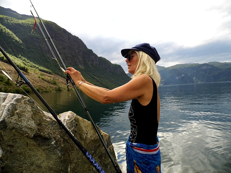DSCI0356.JPG - Wieder in Stordal versuchen wir an unsere Angelerfolge vom Hinweg anzuknuepfen. Die Bordfee hat offensichtlich ein neues Hobby entdeckt.