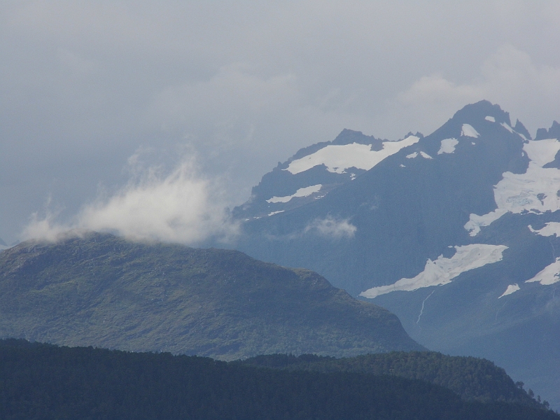 DSCI0399.JPG - Waehrend ueber den vorgelagerten Bergen noch der Dunst vergangener Regenfaelle aufsteigt, werden die Berge schon wieder klarer 