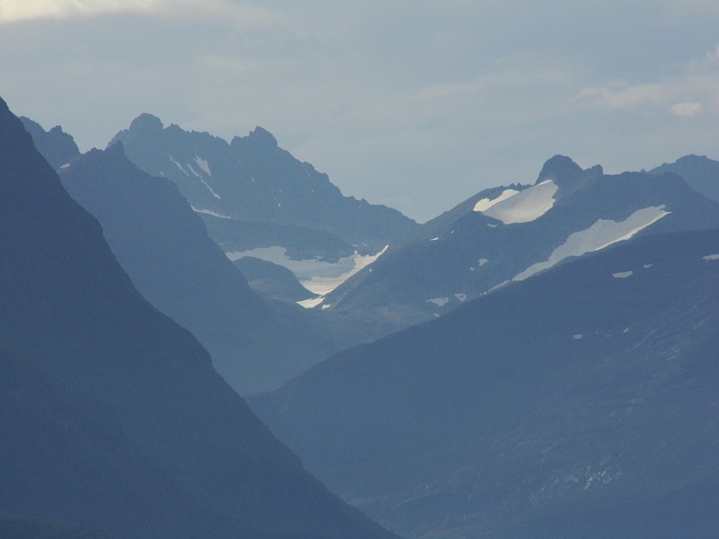 DSCI0400.JPG - Allerdings gibts in diesem Jahr wenig Schnee auf den Bergspitzen. Es soll mit der extremen Hitze im Mai zu tun haben. Schade, dass wir die nicht erlebt haben, sondern nur die extreme Naesse...