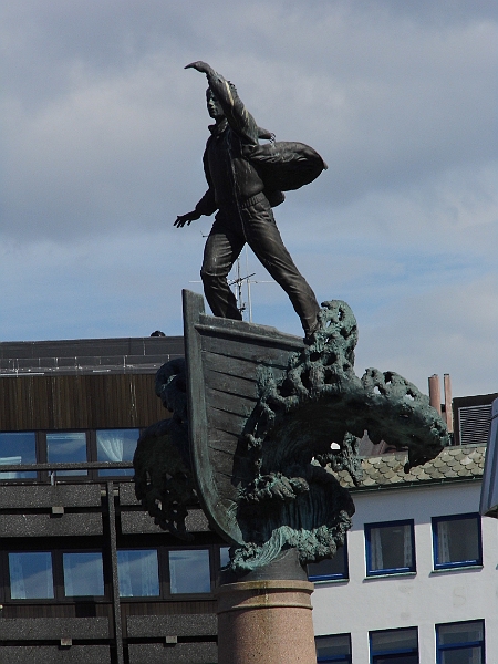 DSCI0417.JPG - Dieses Standbild an der Hafenausfahrt von Aalesund finde ich immer wieder sch&Atilde;&para;n. Es gibt ohnehin viele Bronzeplastiken in Norwegen, die sehr ausdrucksstark sind