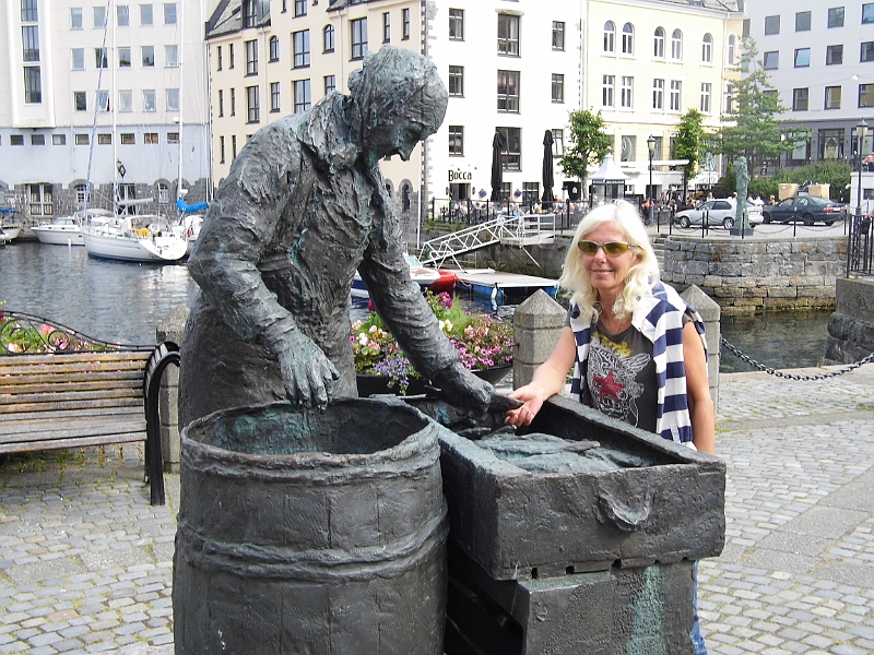 DSCI0422.JPG - Die freundliche Bronzelady will hier Nicky einen Fisch zur Pruefung geben. Ist der auch frisch?