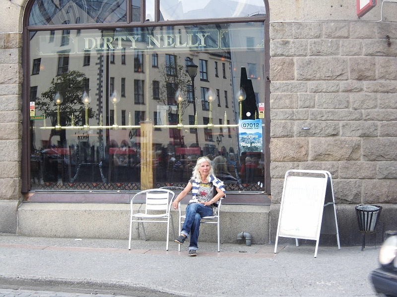 DSCI0424.JPG - Dirty Nelly. Nein, nicht die kleine Frau im Vordergrund, sondern der Pub dahinter