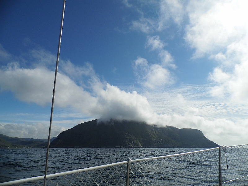 DSCI0430.JPG - So ganz weiss das Wetter noch nicht was es will. Die Berge tragen noch Muetzen