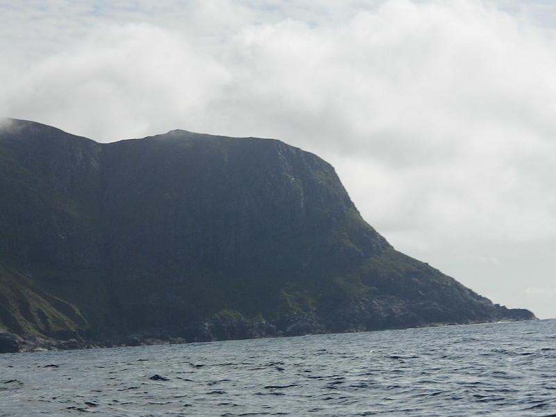 DSCI0441.JPG - Aber dann sind wir soweit. Trotz hoher Duenung erreichen wir recht ungebeutelt den beruechtigten Felsen: Stadlandet 