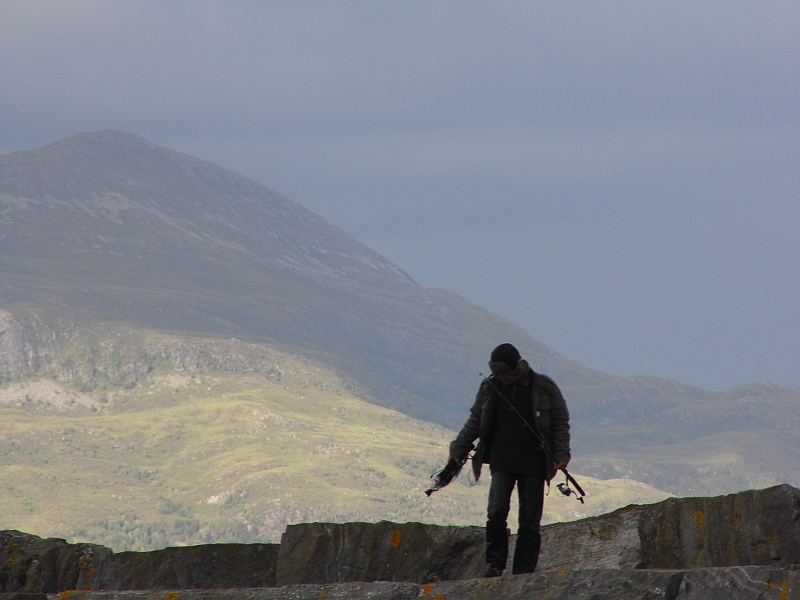 DSCI0559.JPG - Was macht man bei solchem Wetter, wenn einem mal kurz die Kajuetdecke auf den Helm faellt. Klar: Angeln gehen
