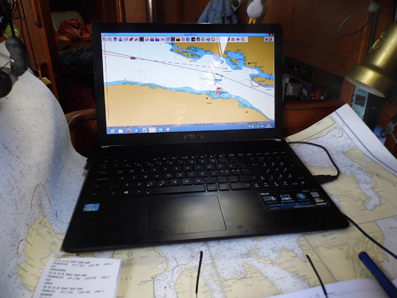 DSCI0598.JPG - Nachdem unser Notebook sich mit einem Fehler in der Systempartition verabschiedet hat und ich in Maaloey einen ganzen Tag im Computershop verbracht habe, hat nun ein ASUS Notebook mit Win 8, norwegische Tastatur und auf Norwegisch vorkonfiguriert den Weg am Bord gefunden. OK, wie man sieht: Die Navi laeuft schon...